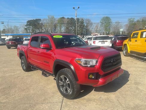 Used 2016 Toyota Tacoma TRD Sport w/ Towing Package image 3