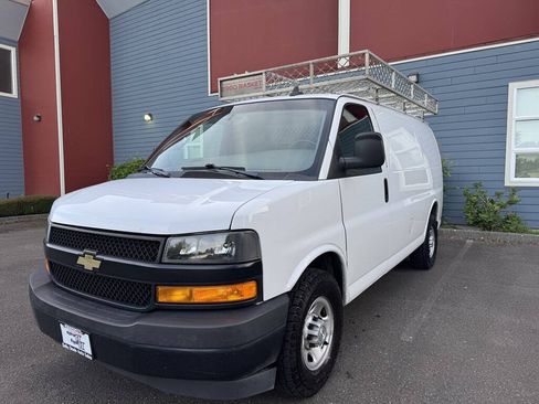 Used 2018 Chevrolet Express 3500 w/ Driver Convenience Package RWD image 4