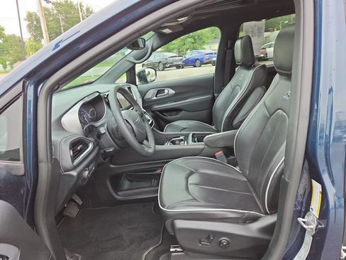 Used 2025 Chrysler Pacifica Limited FWD image 22