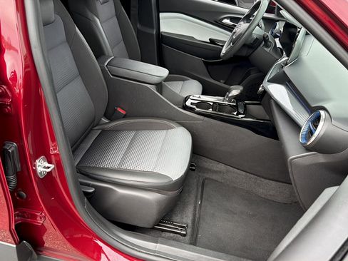 Used 2025 Chevrolet Trax LT FWD image 10