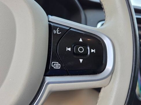 Used 2022 Volvo XC90 T5 Momentum w/ Climate Package FWD image 26