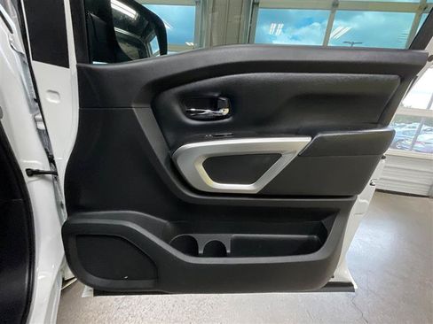 Used 2022 Nissan Titan SV RWD image 25