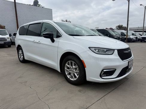 Used 2024 Chrysler Pacifica Touring-L FWD image 1