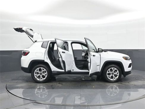 Used 2025 Jeep Compass Sport image 46