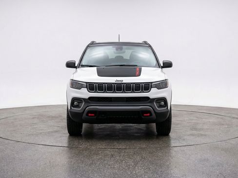 Used 2025 Jeep Compass Trailhawk AWD/4WD image 2