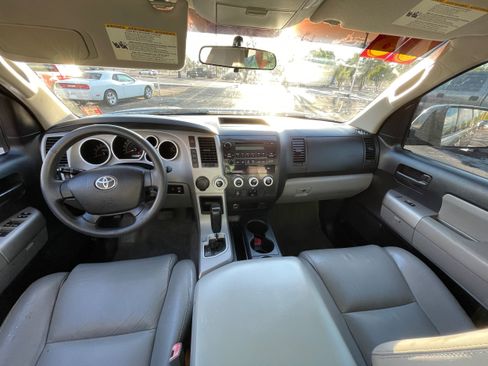 Used 2008 Toyota Sequoia SR5 w/ Pwr Driver Seat Pkg RWD image 18