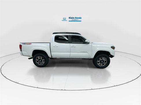 Used 2018 Toyota Tacoma TRD Sport image 3