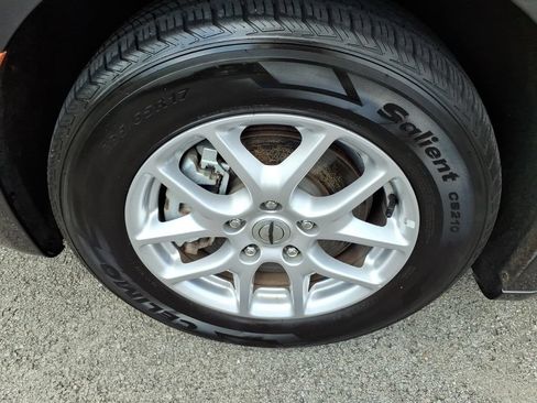 Used 2023 Chrysler Pacifica Touring-L FWD image 5
