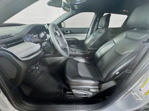 Used 2025 Jeep Compass Latitude image 23