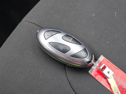 Used 2025 Hyundai Elantra Hybrid FWD image 31