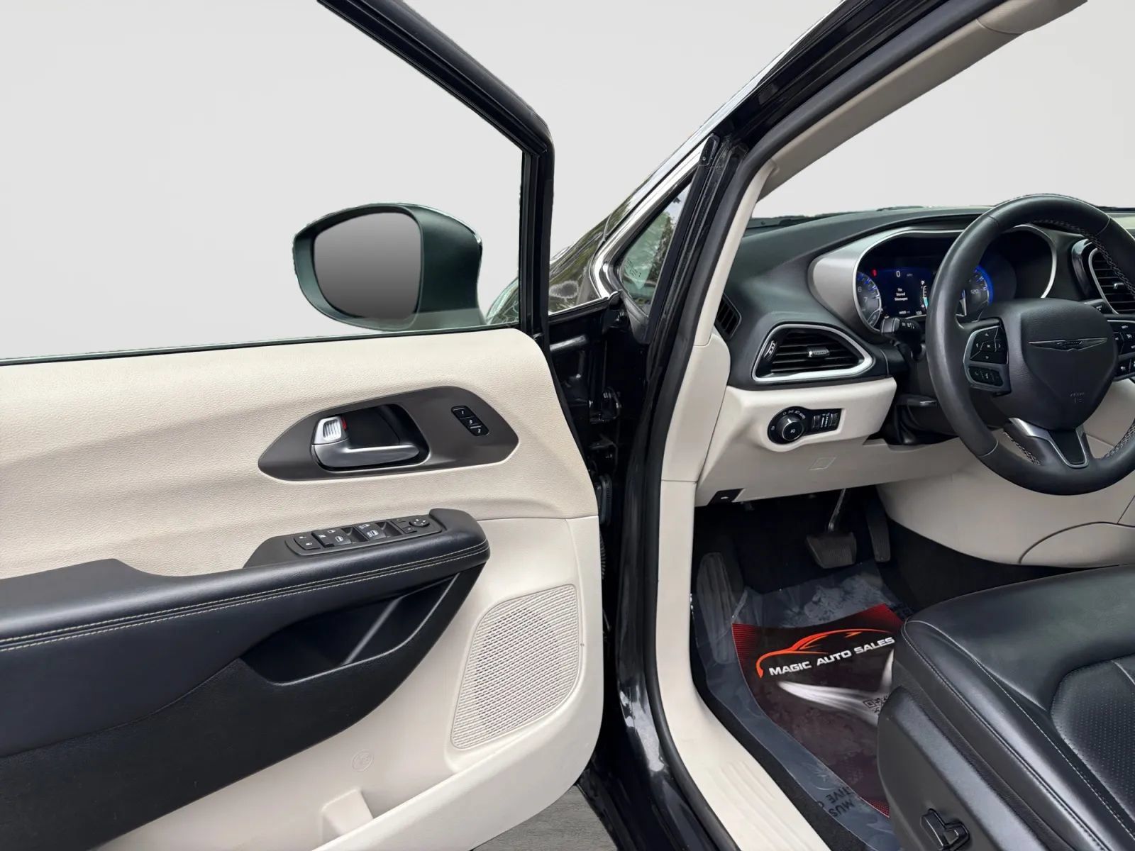 Used 2023 Chrysler Pacifica Touring-L FWD image 11