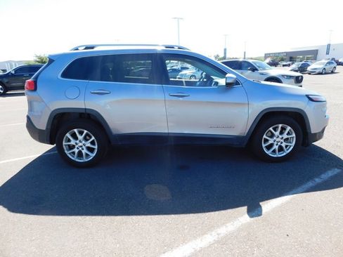 Used 2015 Jeep Cherokee Latitude image 4