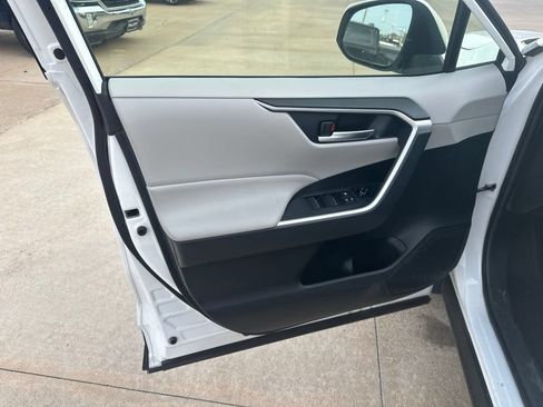 Used 2019 Toyota RAV4 XLE Premium FWD image 8