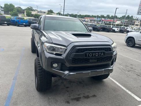 Used 2017 Toyota Tacoma TRD Sport w/ Tow Package (A/T) AWD/4WD image 18