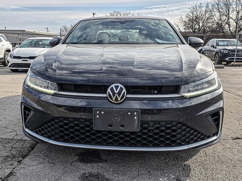 Used 2025 Volkswagen Jetta SE image 2