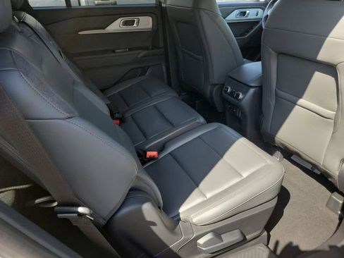 Used 2025 Ford Explorer Active w/ Active Comfort Package image 18