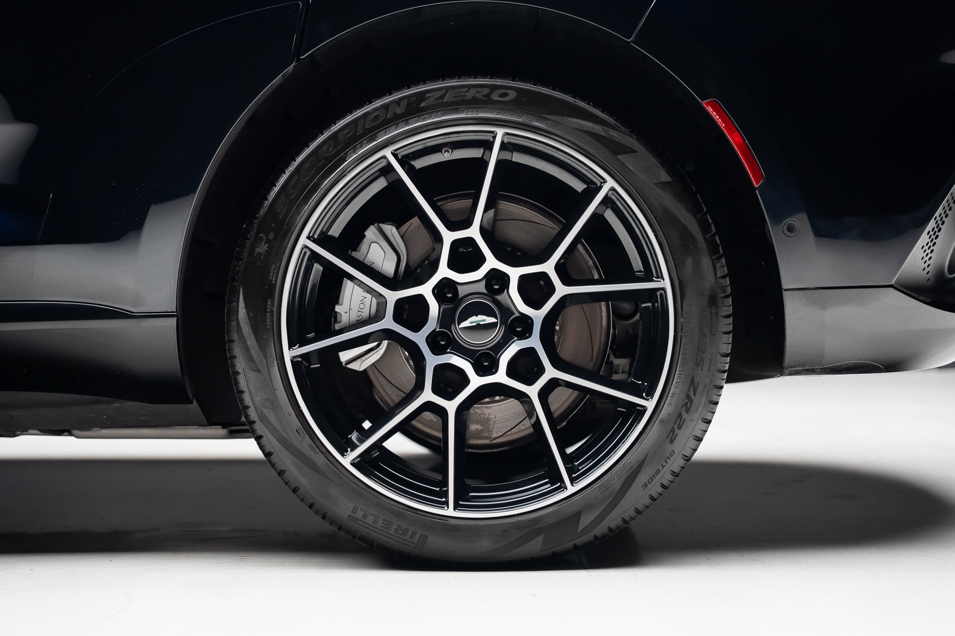 Used 2021 Aston Martin DBX AWD/4WD image 21
