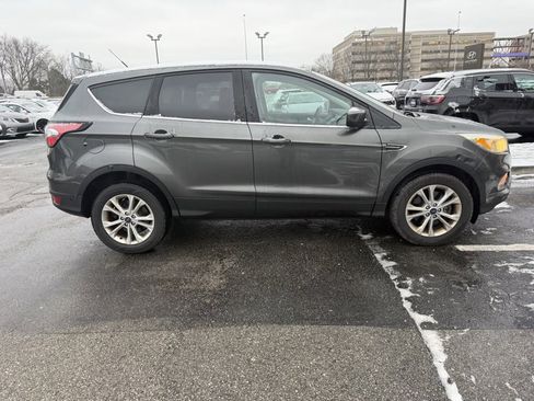 Used 2017 Ford Escape SE image 3