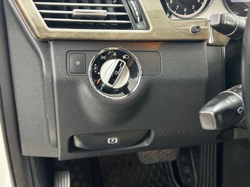 Used 2010 Mercedes-Benz E 350 4MATIC Sedan image 30