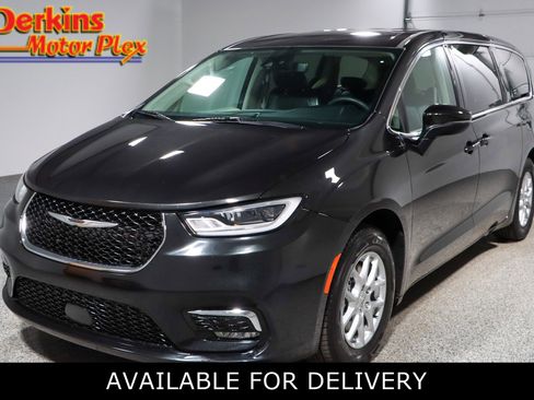 Used 2023 Chrysler Pacifica Touring-L FWD image 1