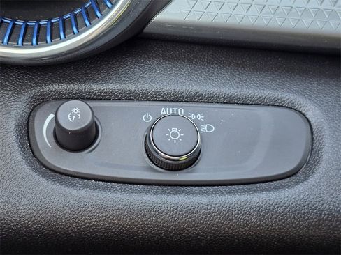 Certified 2025 Chevrolet Trax LT image 30