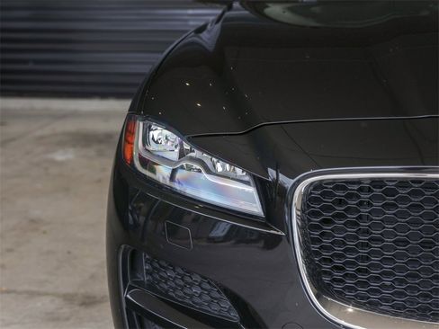 Used 2019 Jaguar F-PACE Prestige image 11