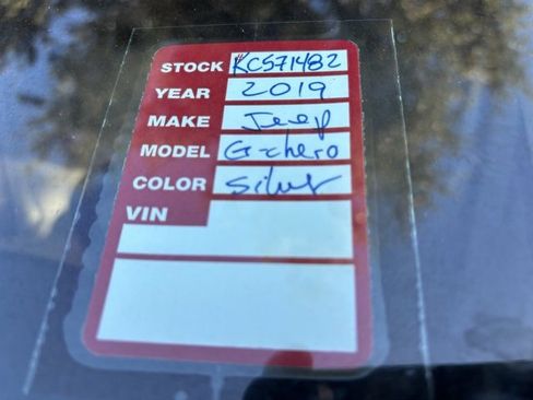 Used 2019 Jeep Grand Cherokee Laredo image 5