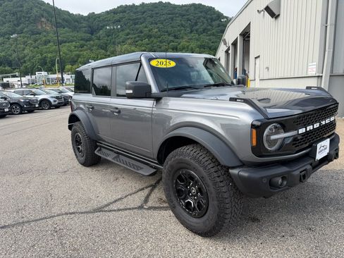 Used 2025 Ford Bronco Badlands AWD/4WD image 3