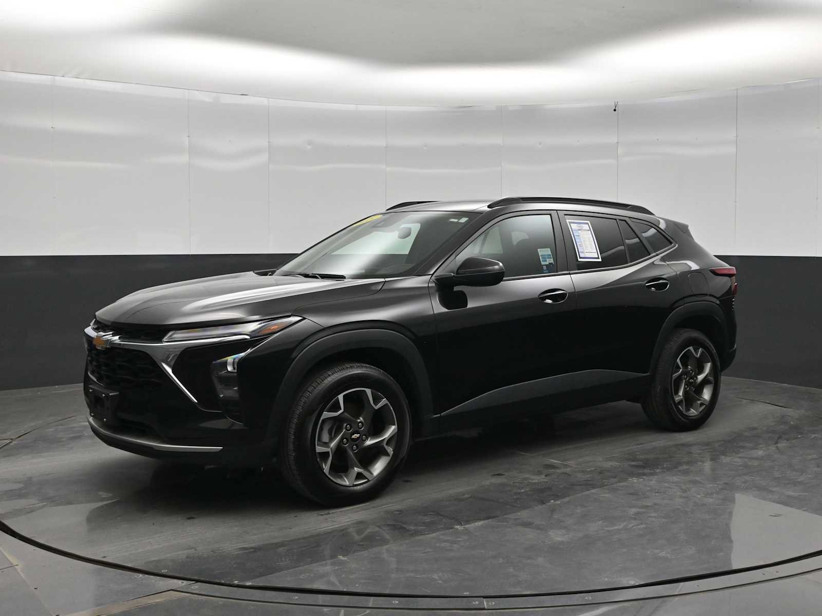 Used 2025 Chevrolet Trax LT FWD image 4