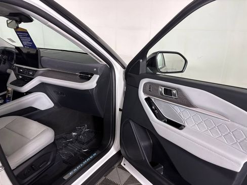 Certified 2025 Ford Explorer Platinum w/ Ultimate Package AWD/4WD image 40