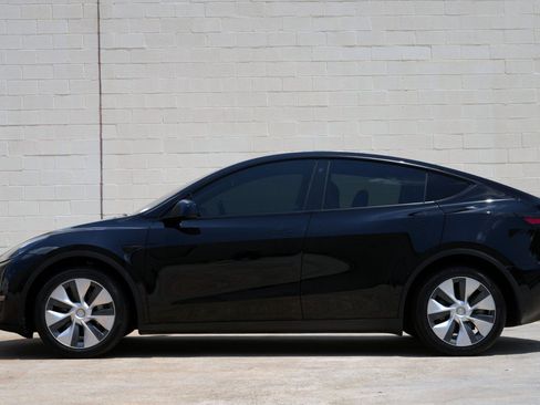 Used 2022 Tesla Model Y Long Range AWD/4WD image 9