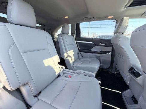 Used 2019 Toyota Highlander XLE AWD/4WD image 31