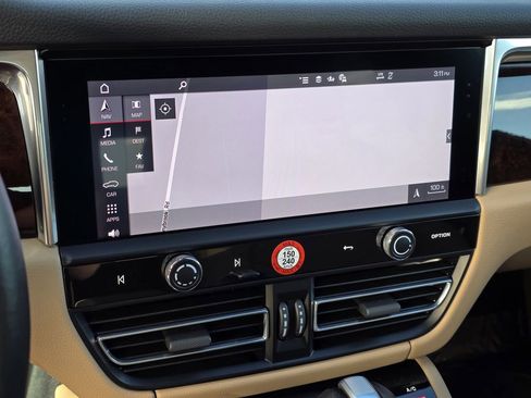 Used 2025 Porsche Macan image 27