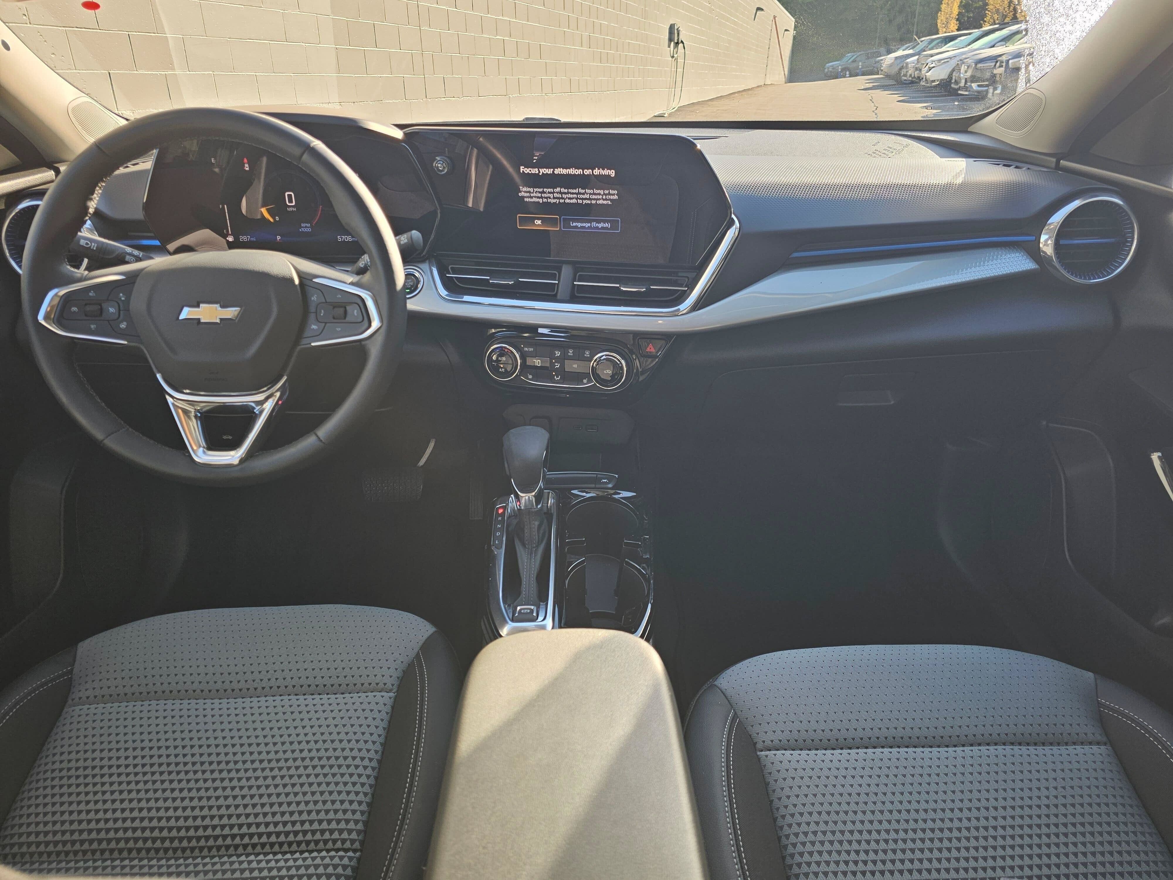 Used 2025 Chevrolet Trax LT w/ LT Convenience Package FWD image 22