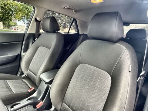 Used 2025 Hyundai Venue SE FWD image 14