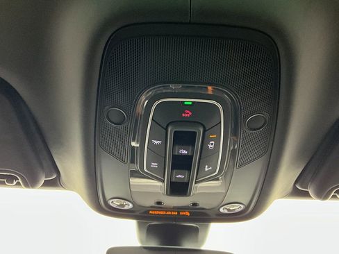 Used 2025 Bentley Bentayga image 13