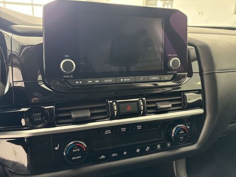 Used 2025 Nissan Pathfinder SV image 13