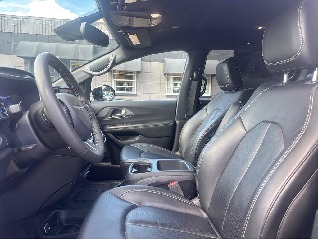 Used 2025 Chrysler Pacifica Select FWD image 9