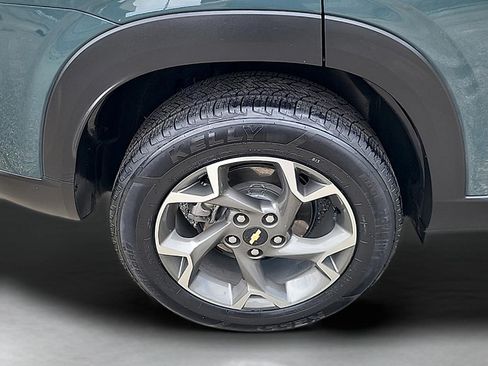 Used 2025 Chevrolet Trax LT FWD image 9