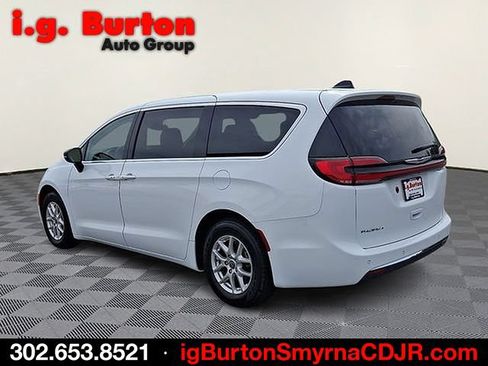 Used 2024 Chrysler Pacifica Touring-L FWD image 4