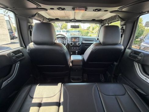 Used 2017 Jeep Wrangler Unlimited Rubicon w/ Connectivity Group AWD/4WD image 9