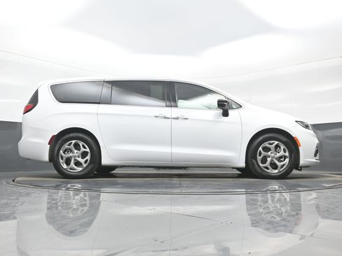 Used 2024 Chrysler Pacifica Limited image 32