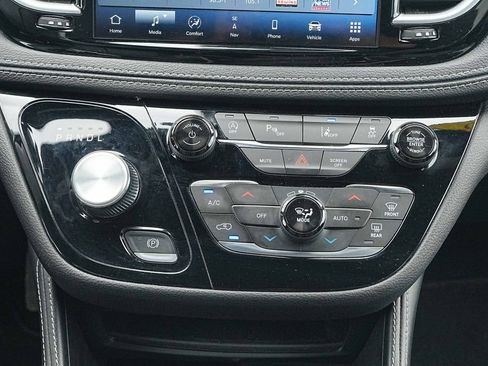 Used 2025 Chrysler Pacifica Limited FWD image 31
