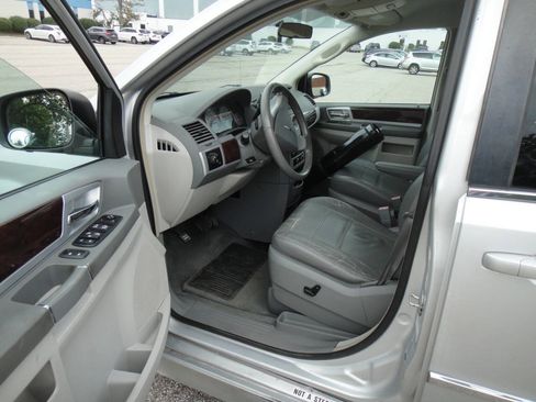 Used 2010 Chrysler Town & Country Touring FWD image 22