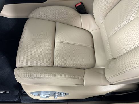 Certified 2025 Porsche Macan image 15