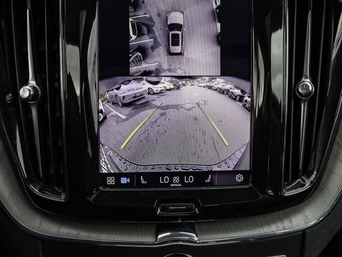 Used 2025 Volvo XC60 B5 Plus image 26