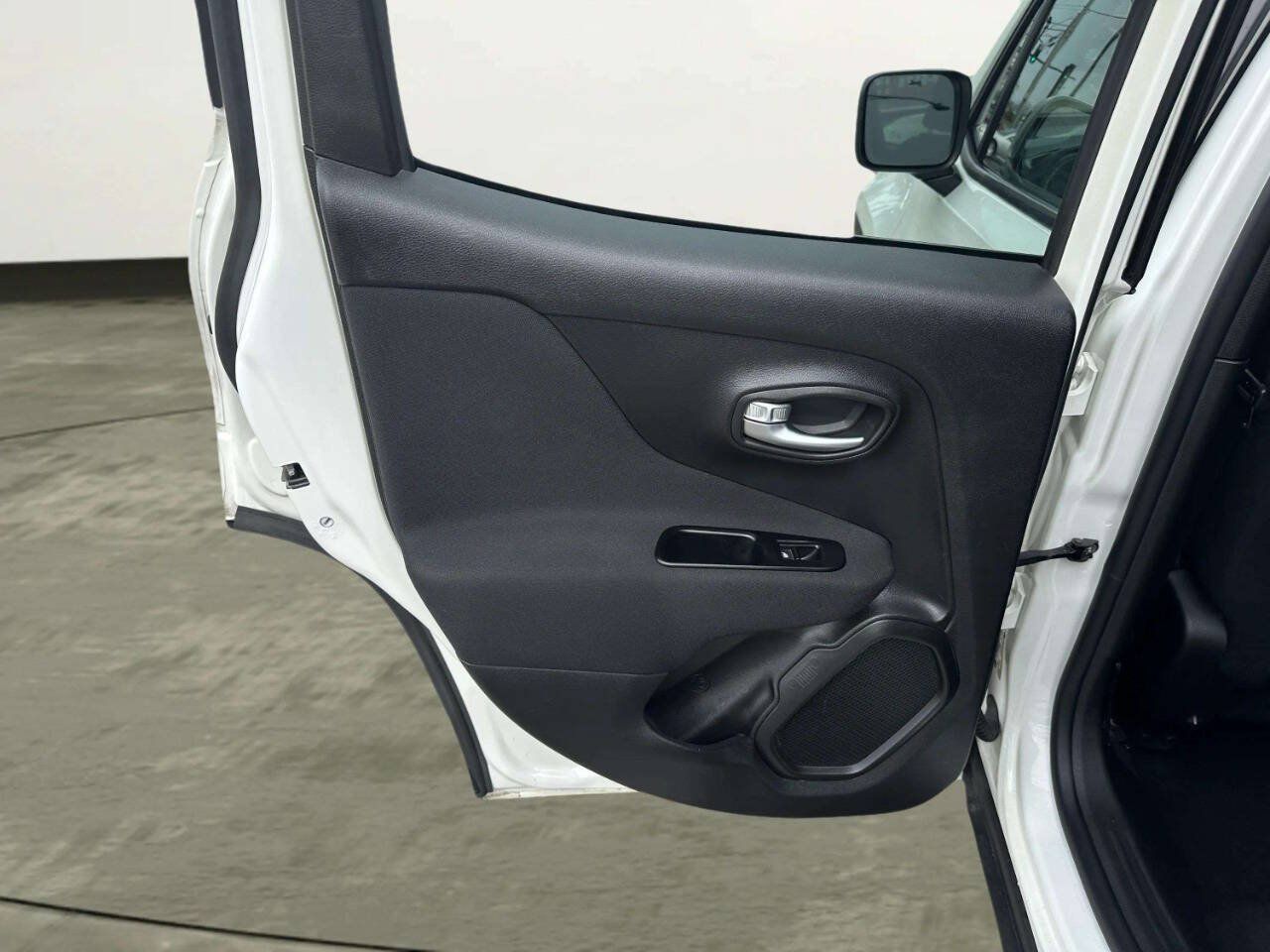 Used 2020 Jeep Renegade Latitude AWD/4WD image 12