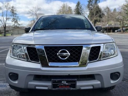 Used 2015 Nissan Frontier SV image 2