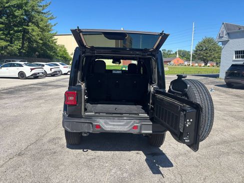 Used 2025 Jeep Wrangler Unlimited Sahara AWD/4WD image 31