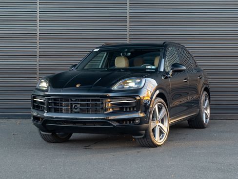 Certified 2025 Porsche Cayenne image 1